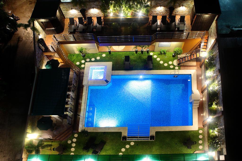 Queens Hotel Angeles City Екстер'єр фото