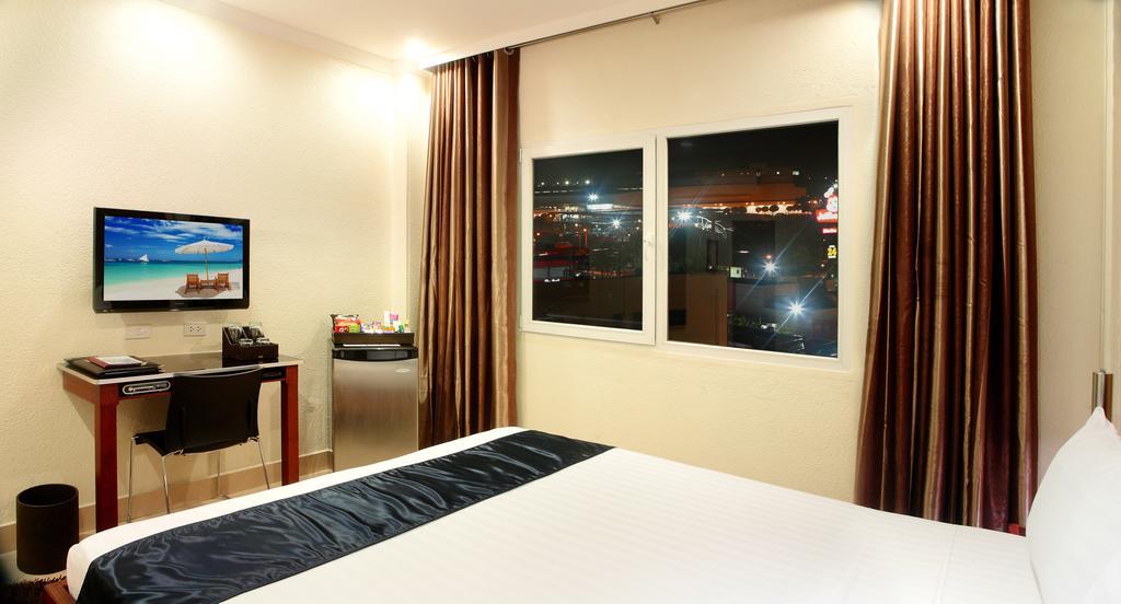 Queens Hotel Angeles City Екстер'єр фото