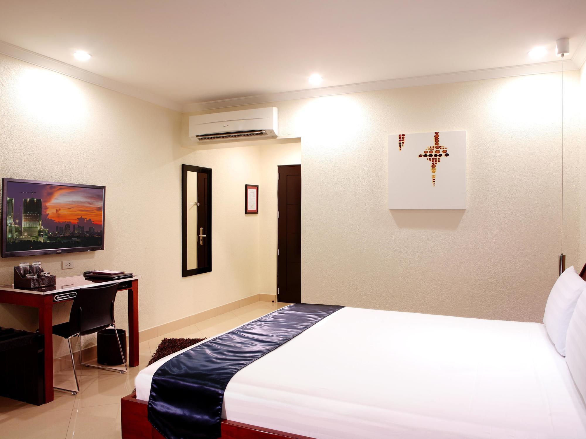 Queens Hotel Angeles City Екстер'єр фото