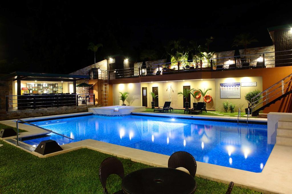 Queens Hotel Angeles City Екстер'єр фото
