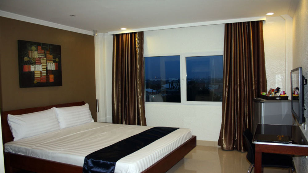 Queens Hotel Angeles City Екстер'єр фото