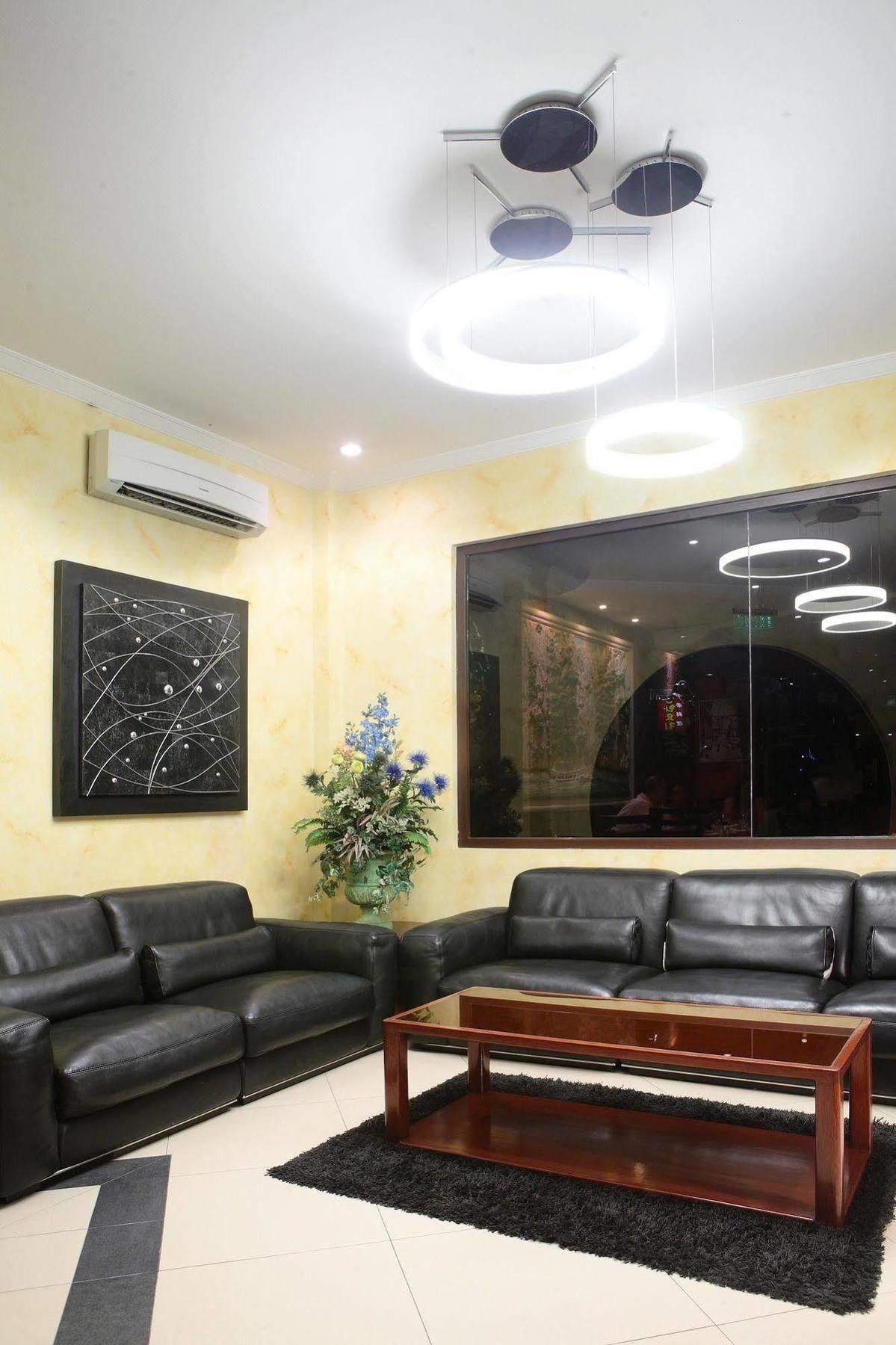 Queens Hotel Angeles City Екстер'єр фото