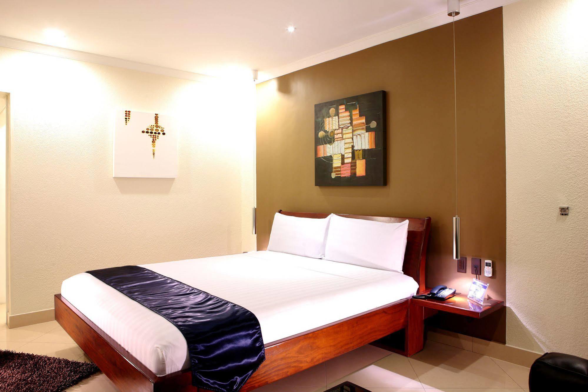 Queens Hotel Angeles City Екстер'єр фото