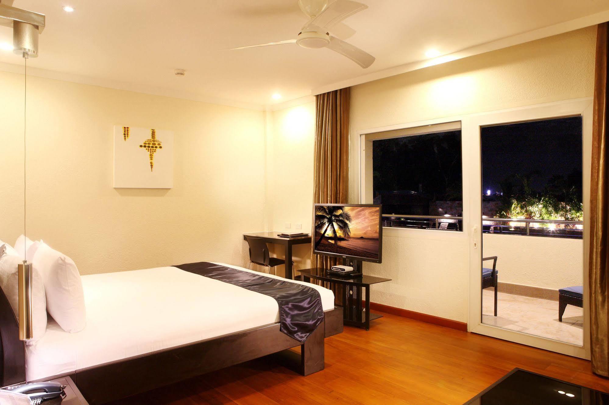 Queens Hotel Angeles City Екстер'єр фото