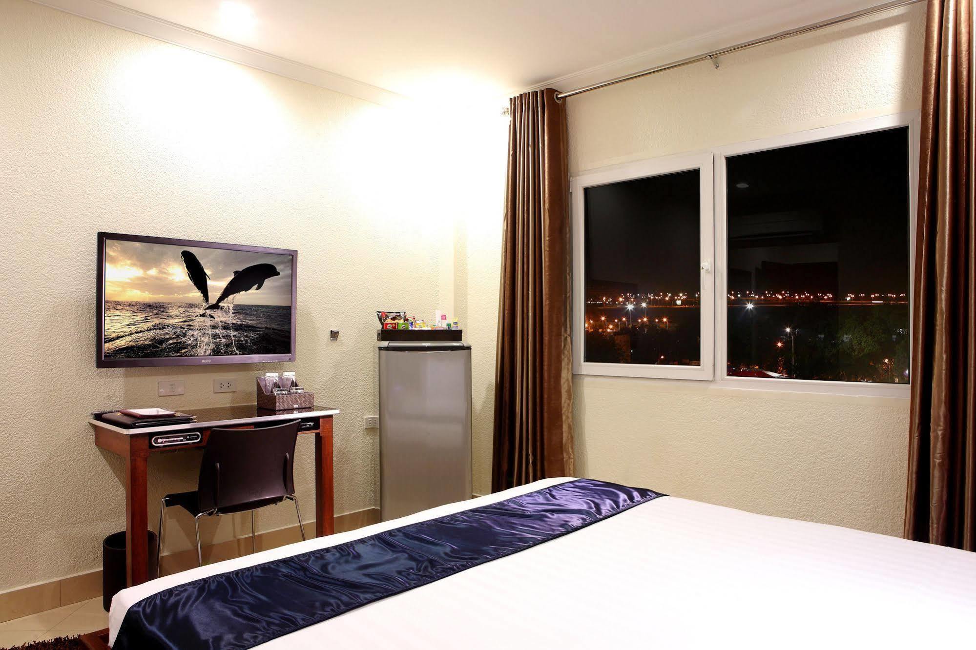 Queens Hotel Angeles City Екстер'єр фото