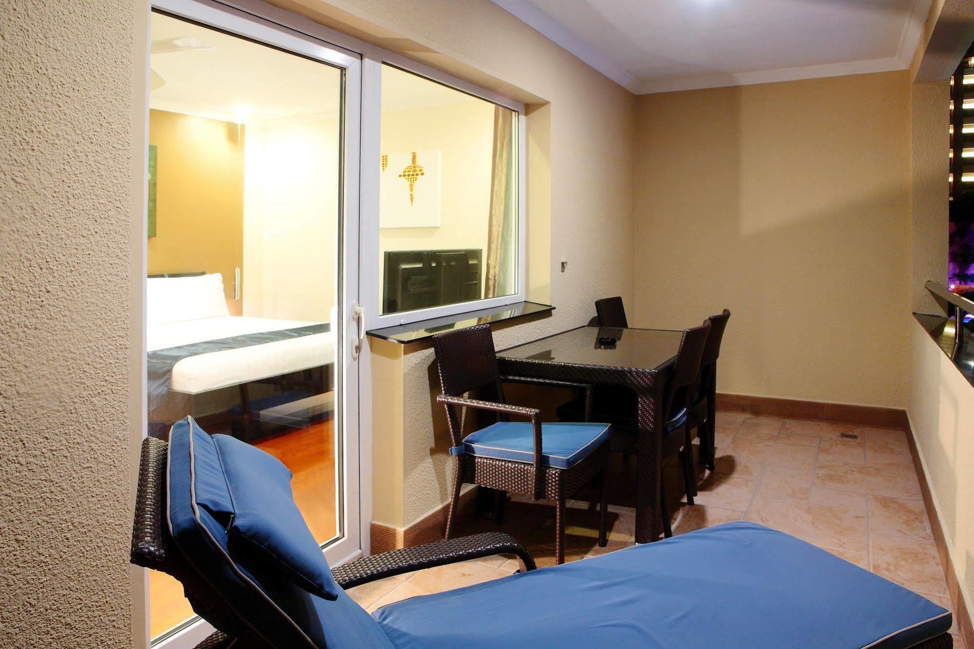 Queens Hotel Angeles City Екстер'єр фото