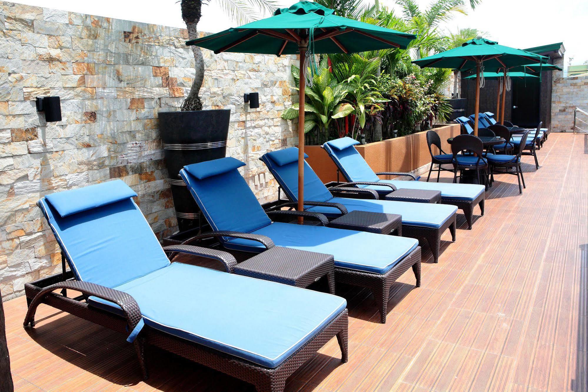 Queens Hotel Angeles City Екстер'єр фото