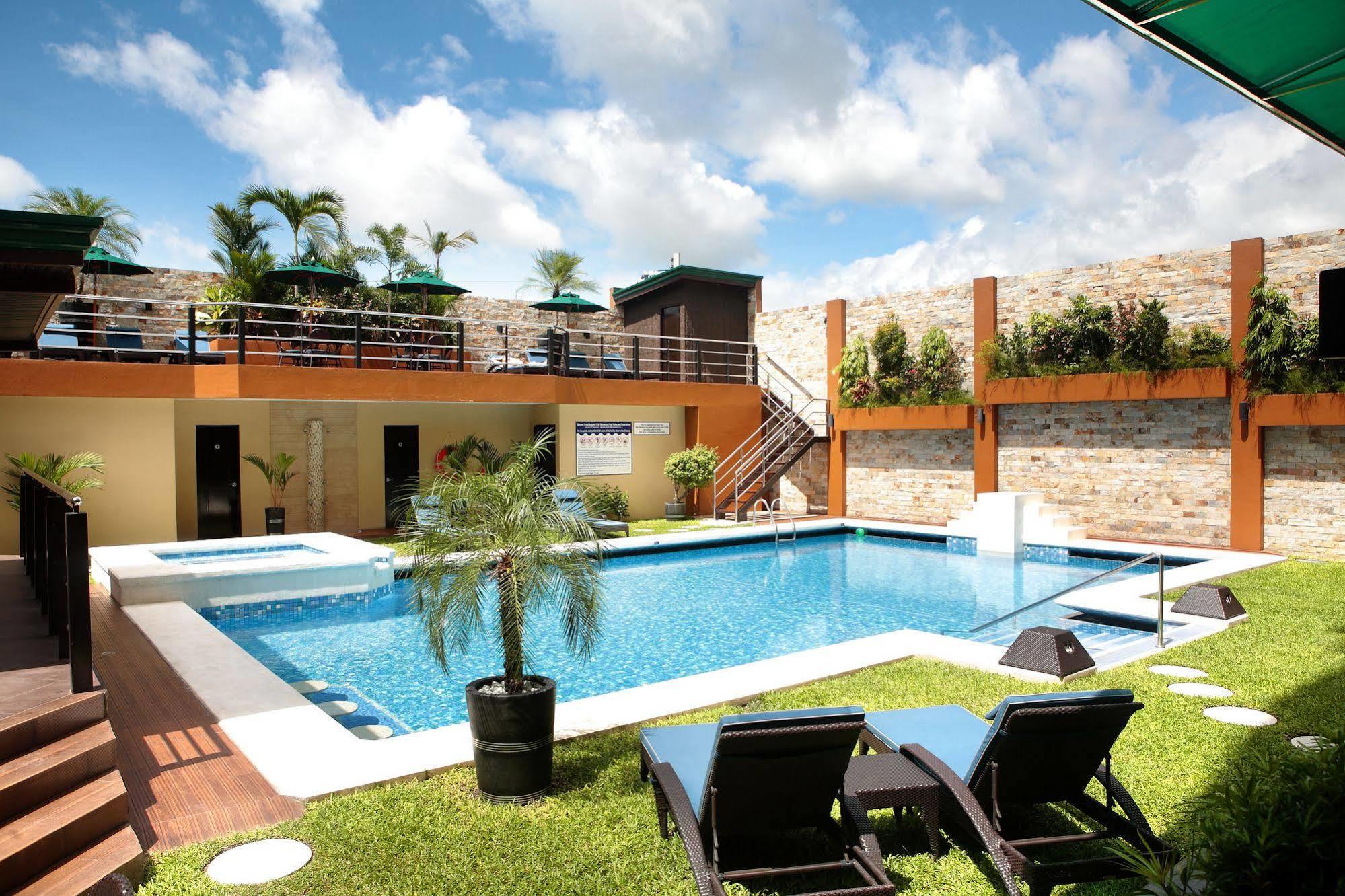 Queens Hotel Angeles City Екстер'єр фото