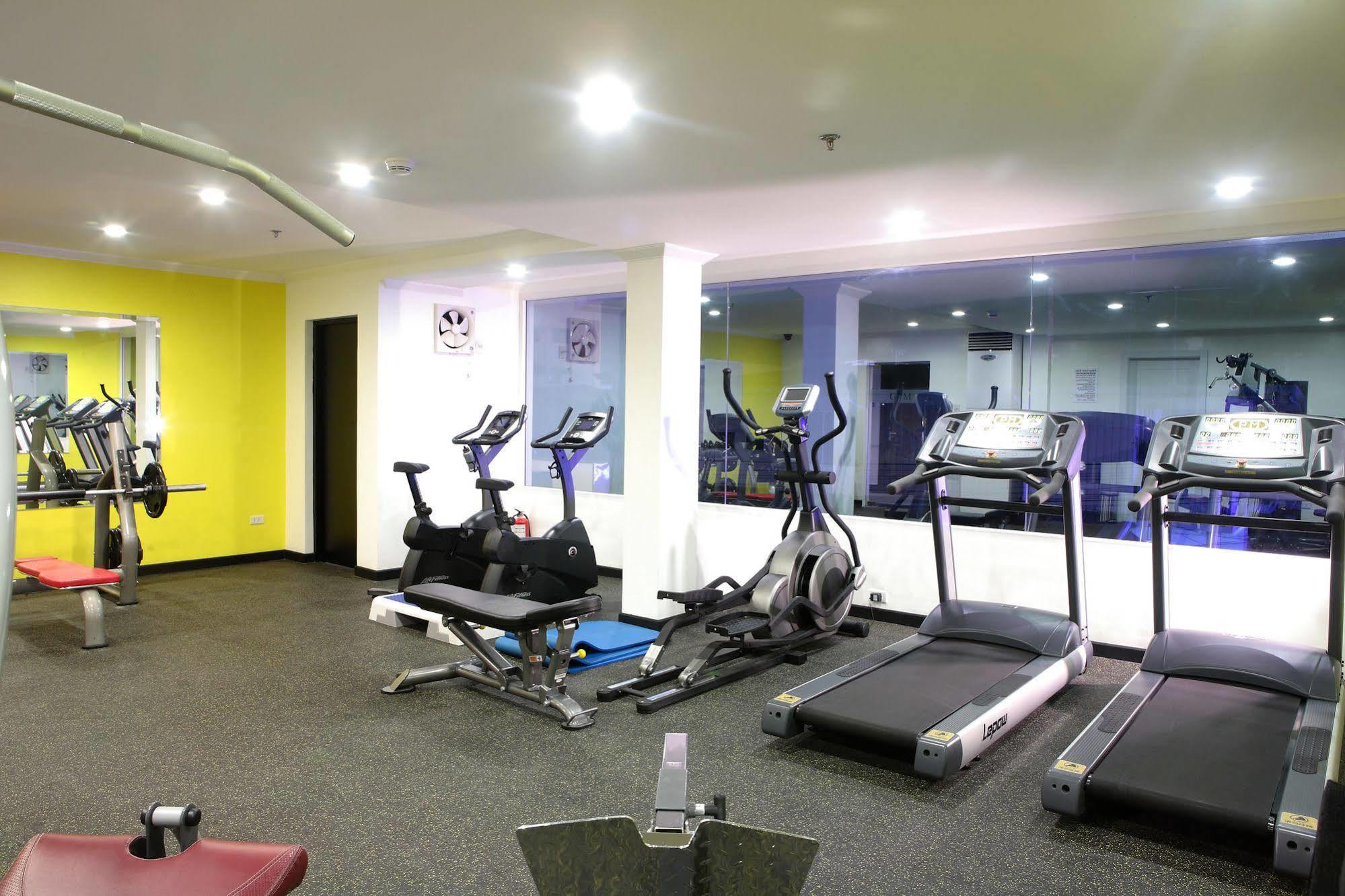 Queens Hotel Angeles City Екстер'єр фото