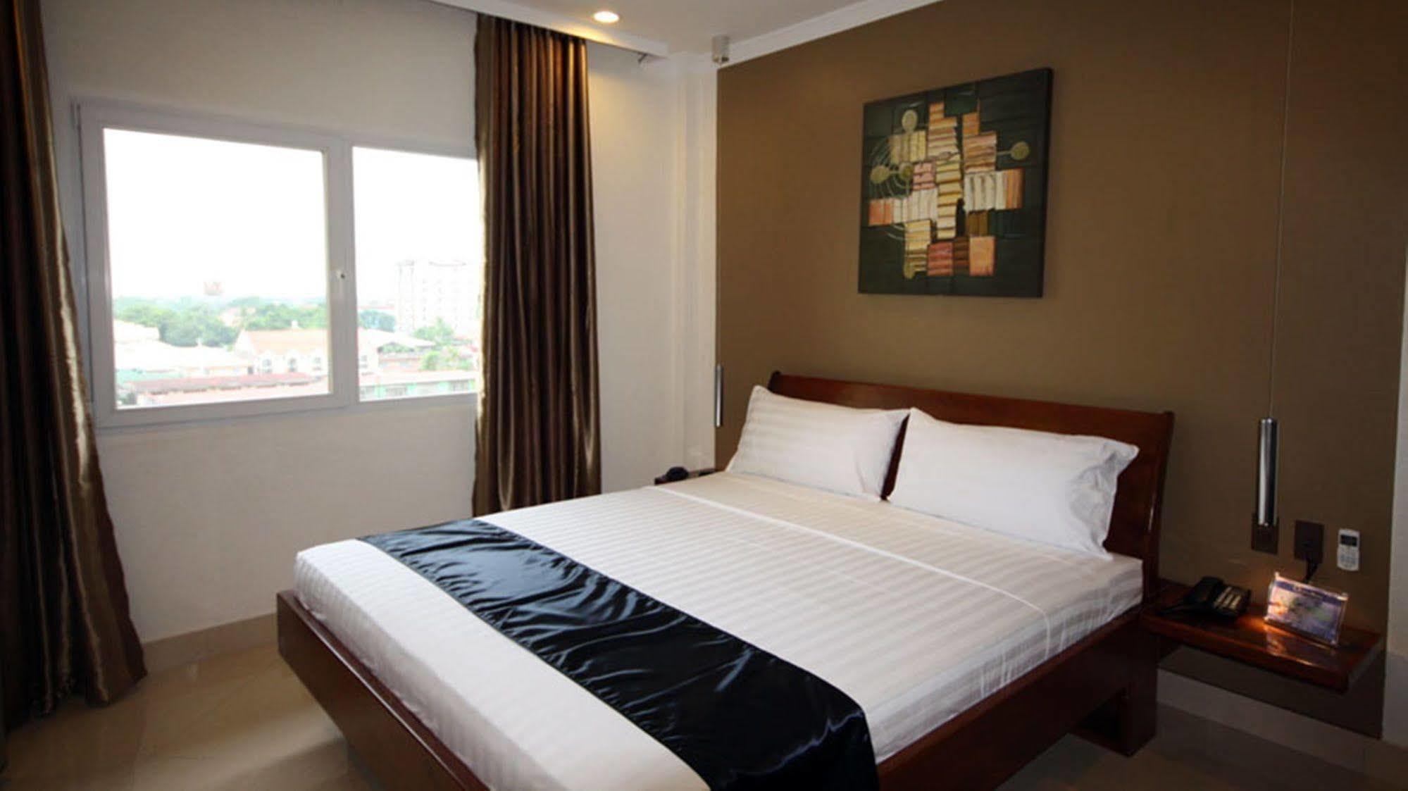 Queens Hotel Angeles City Екстер'єр фото