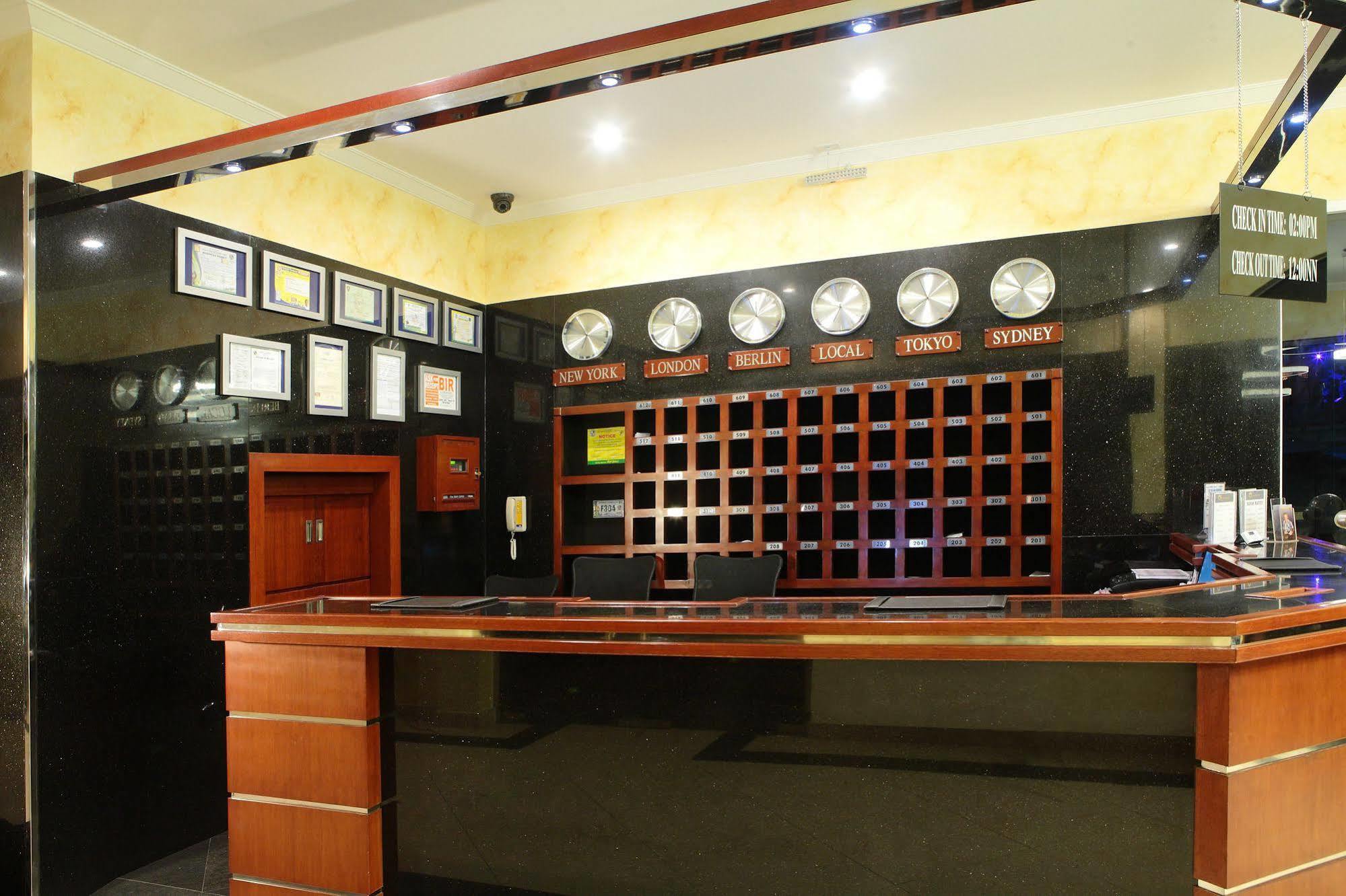 Queens Hotel Angeles City Екстер'єр фото