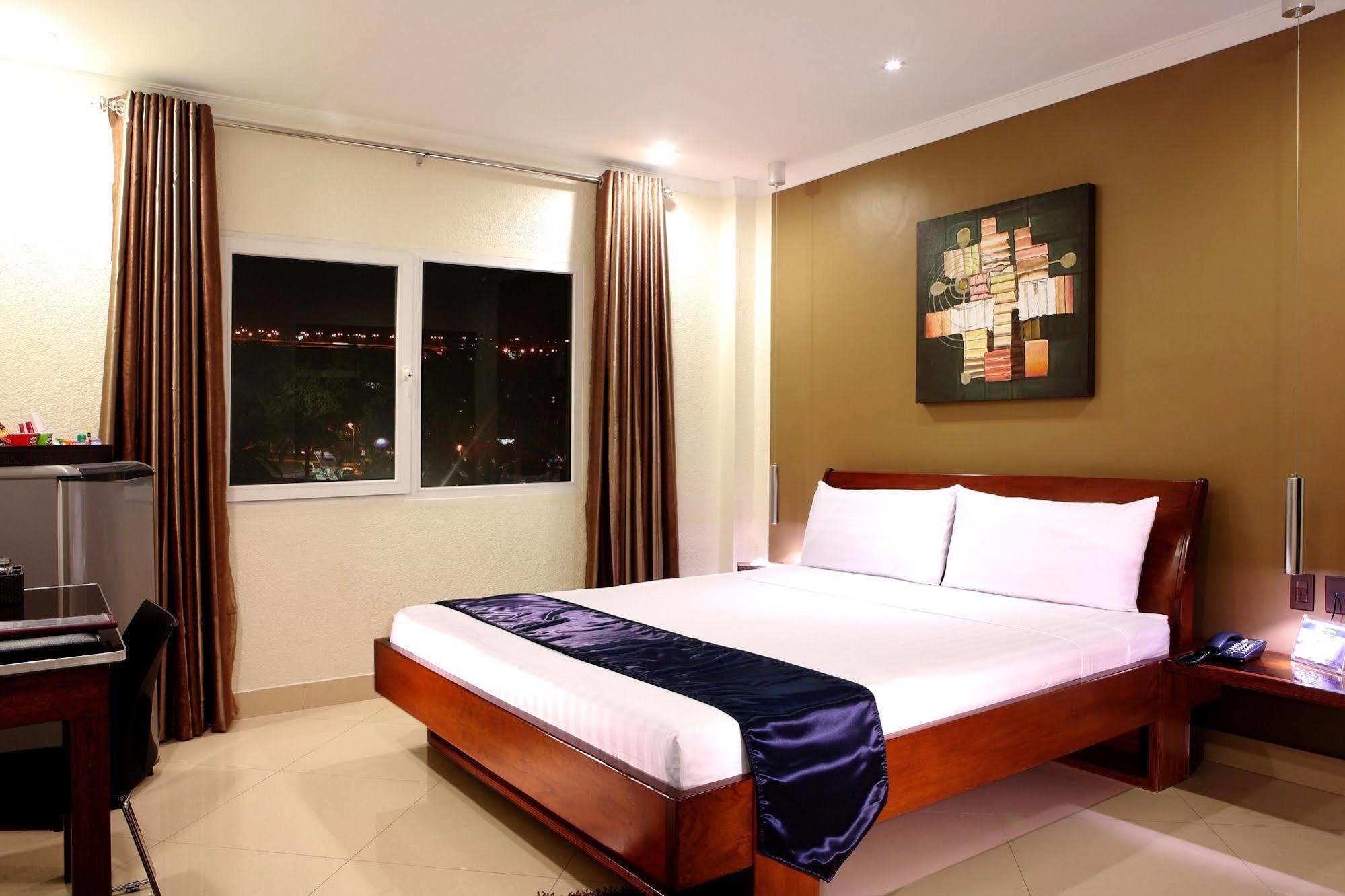 Queens Hotel Angeles City Екстер'єр фото