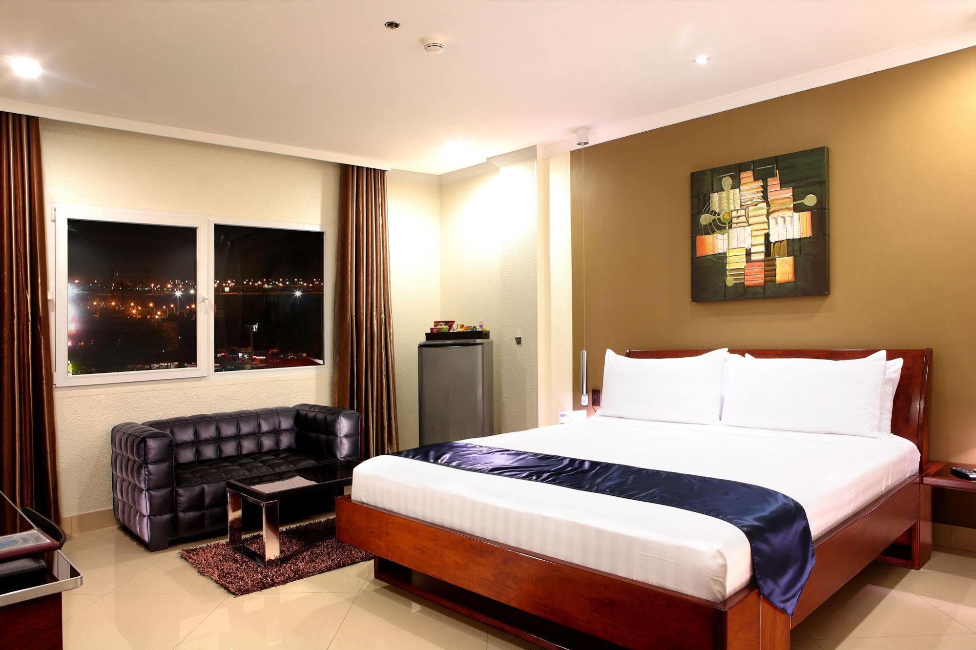 Queens Hotel Angeles City Екстер'єр фото