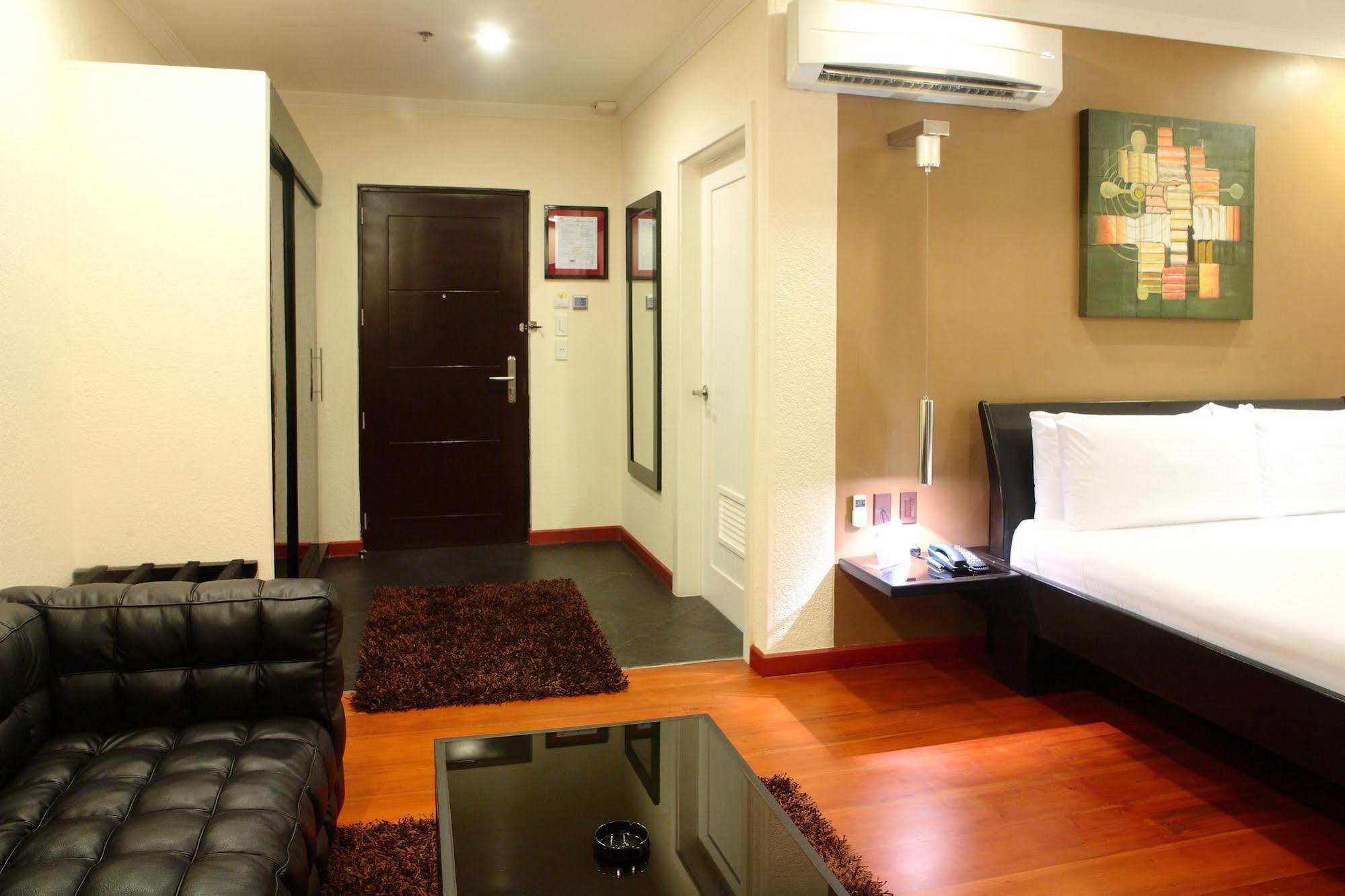 Queens Hotel Angeles City Екстер'єр фото