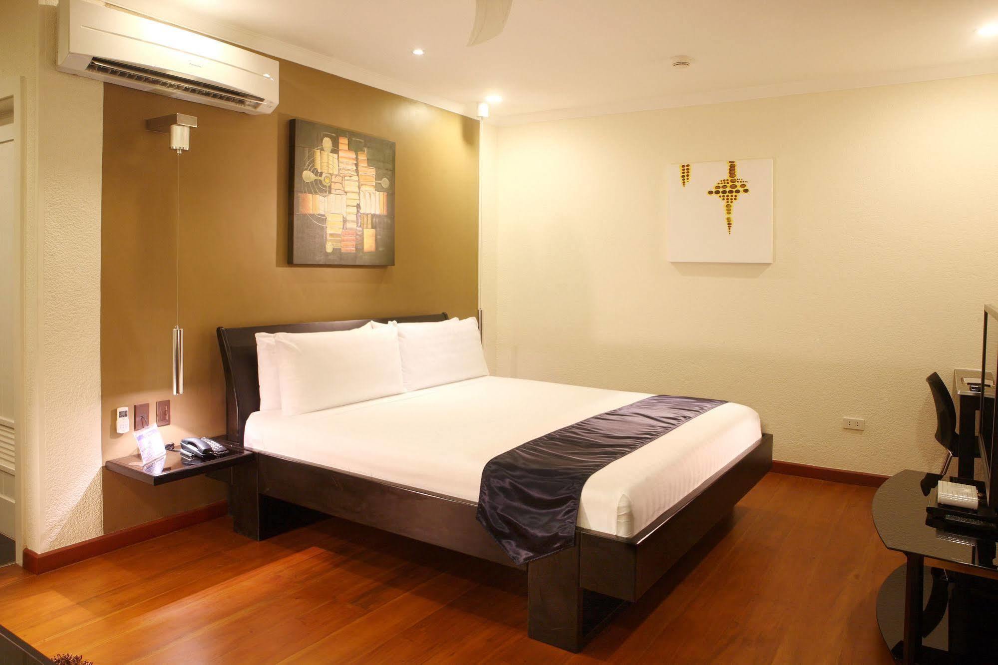Queens Hotel Angeles City Екстер'єр фото