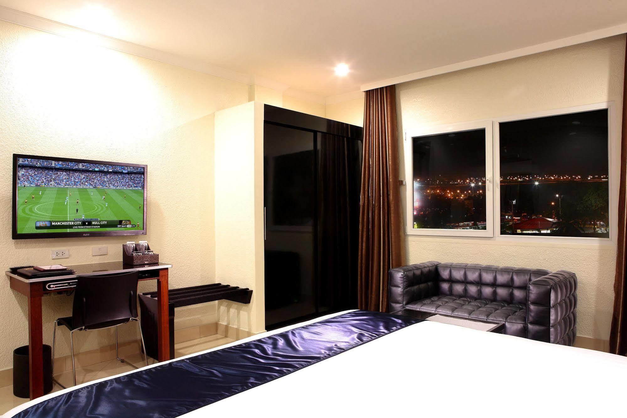 Queens Hotel Angeles City Екстер'єр фото