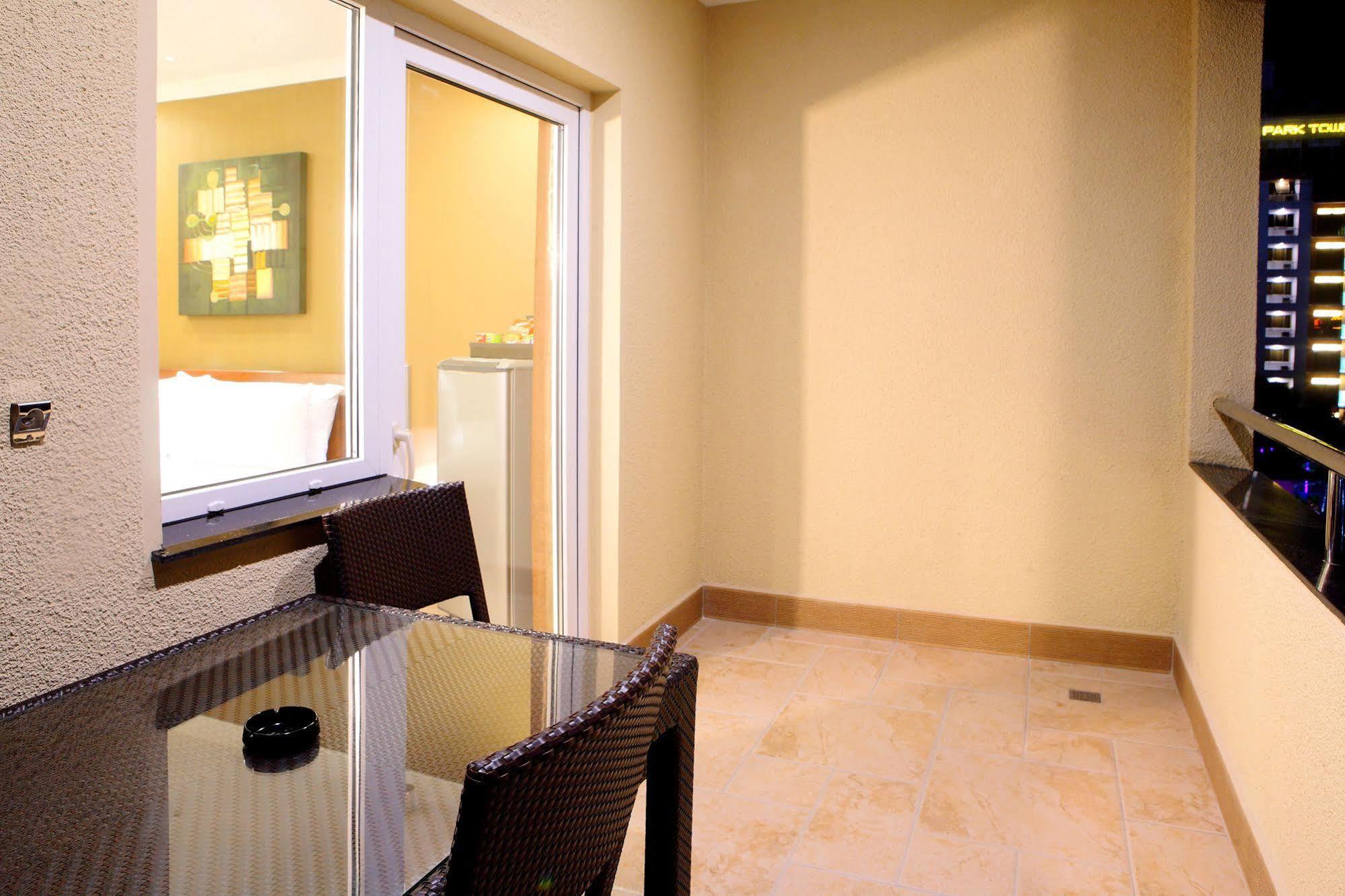 Queens Hotel Angeles City Екстер'єр фото