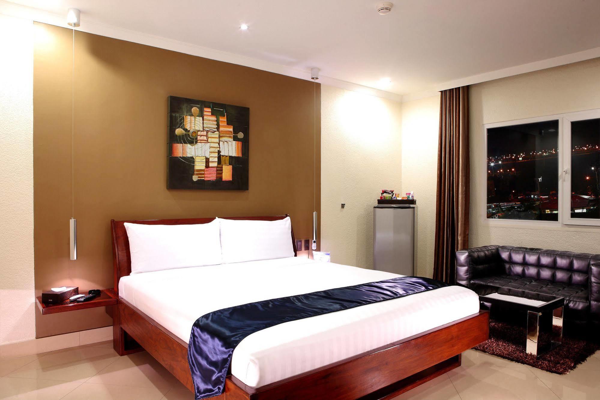 Queens Hotel Angeles City Екстер'єр фото