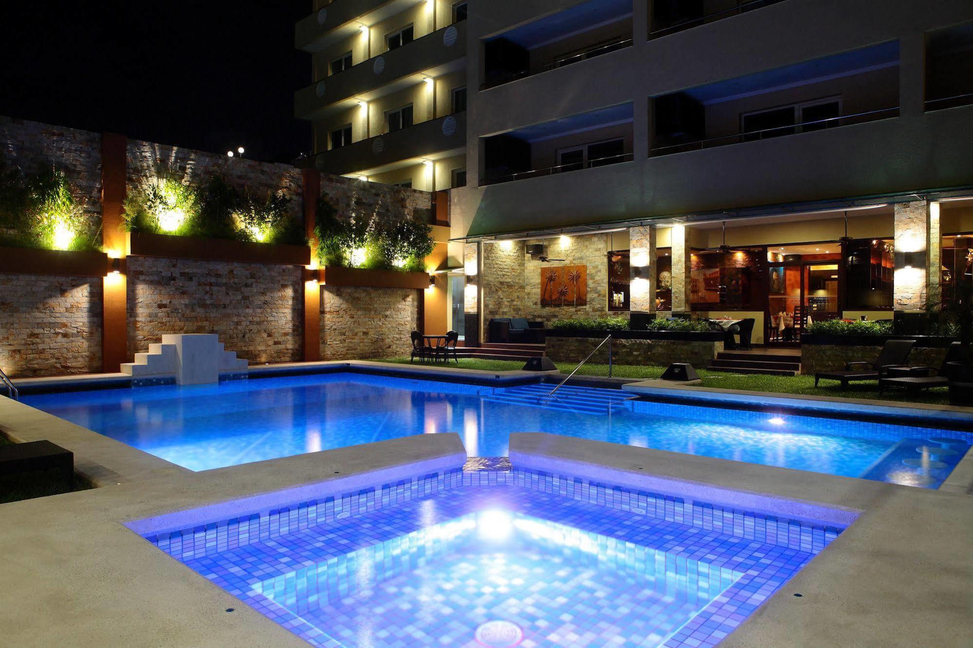 Queens Hotel Angeles City Екстер'єр фото